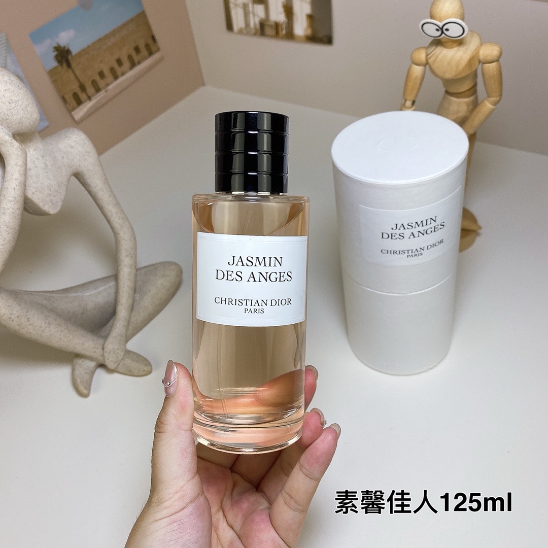 XS61 37$ Virgin Beauty 125ml Dior Collection of white bottles gallery