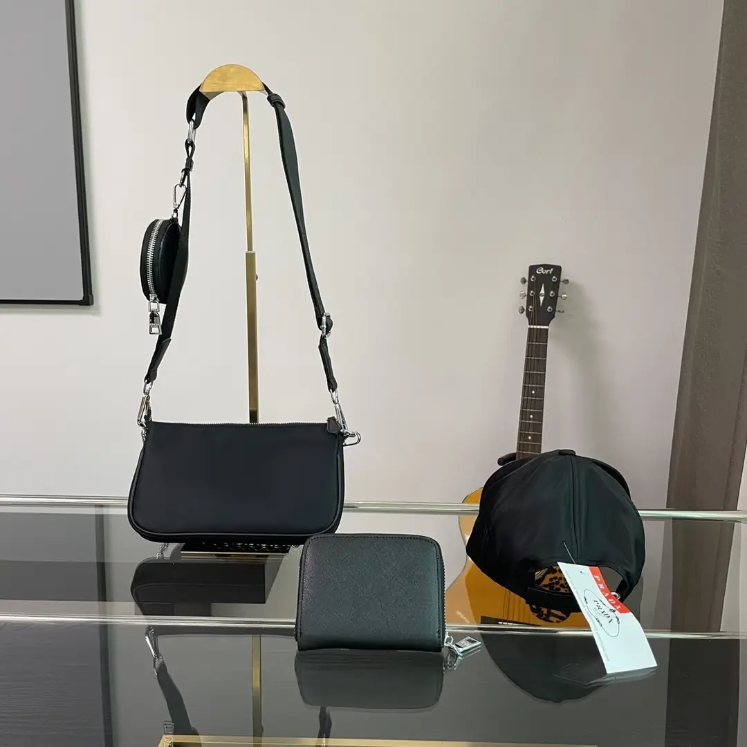 KING1469  Prada   95$ gallery