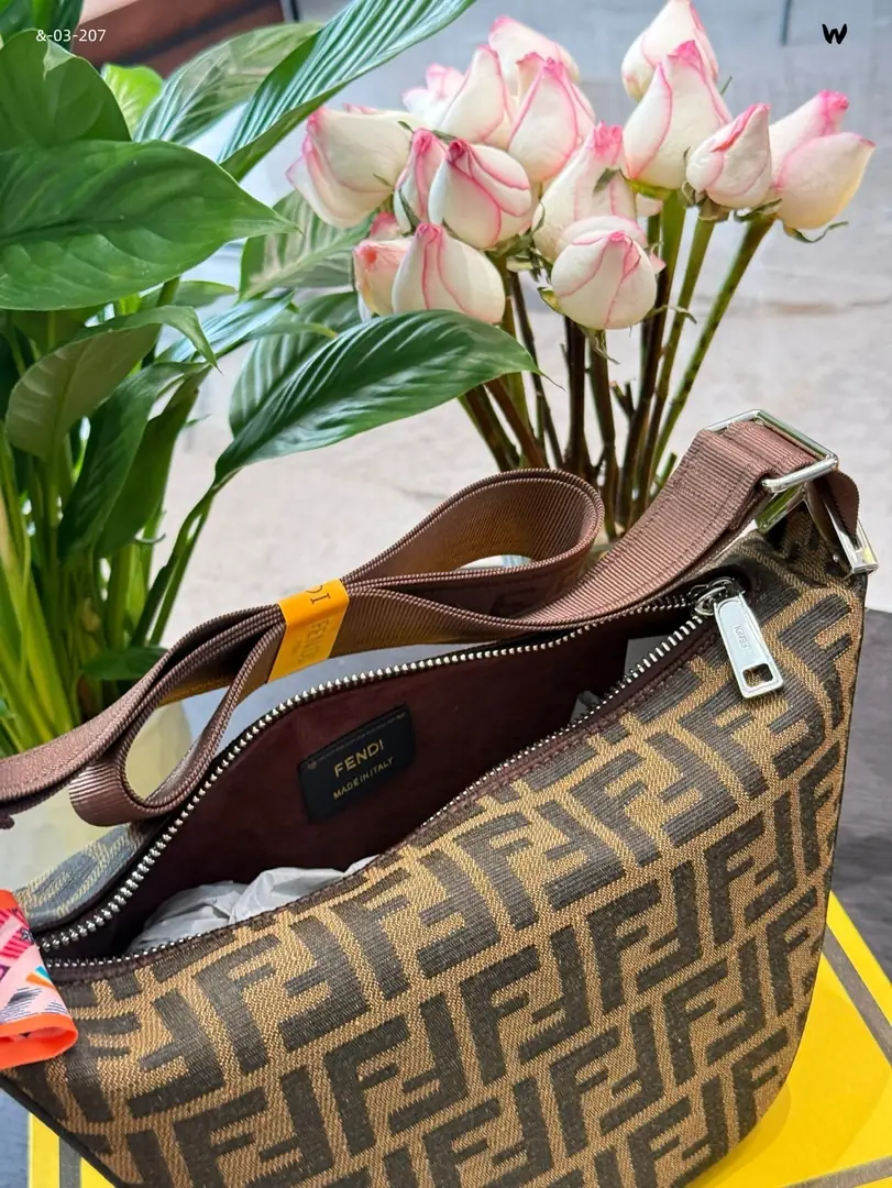 KNG6092  FENDI  65$ gallery