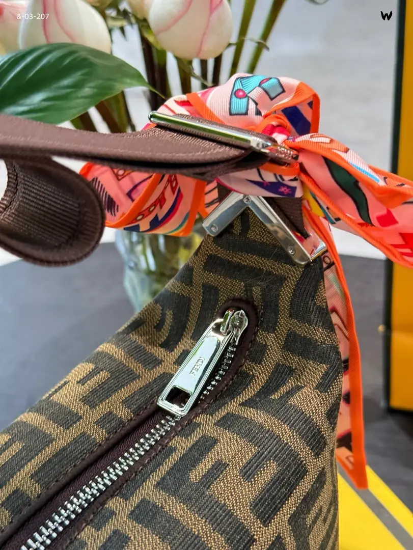 KNG6092  FENDI  65$ gallery