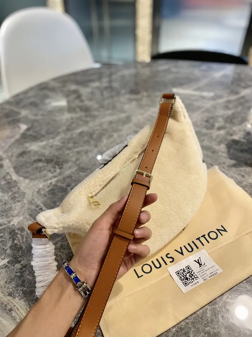 KNG7120  LV   65$ gallery