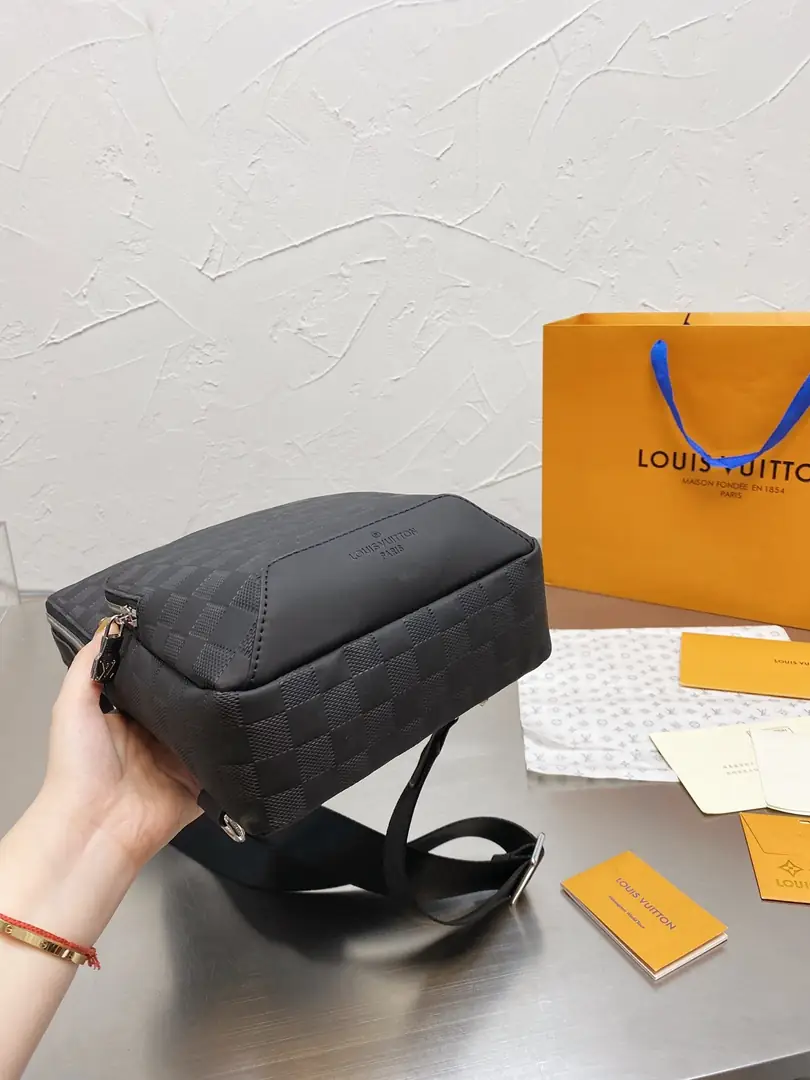 KNG7122  LV  75$ gallery