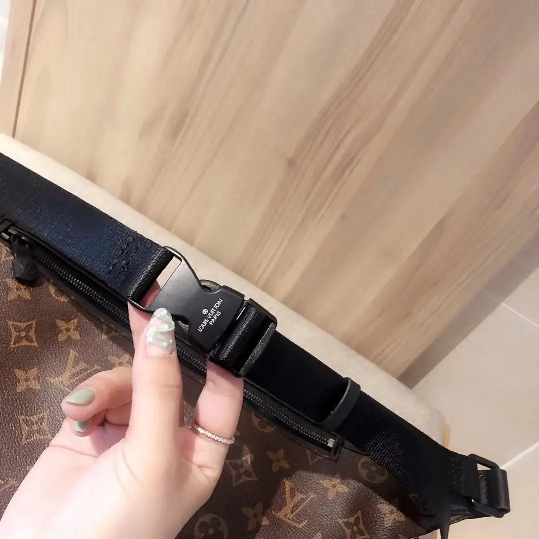 KNG7127  LV  68$ gallery