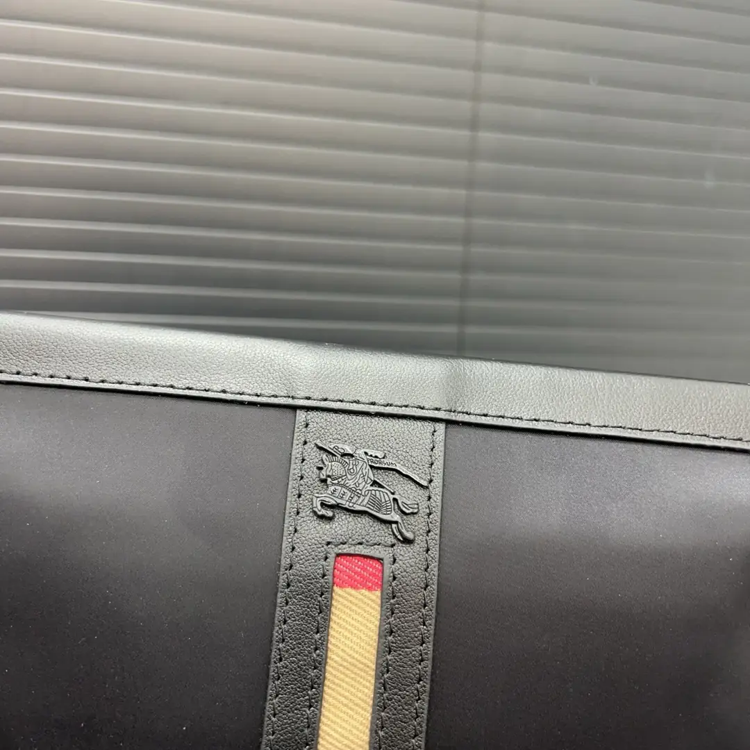 KNG7221  Burberry   59.99$ gallery