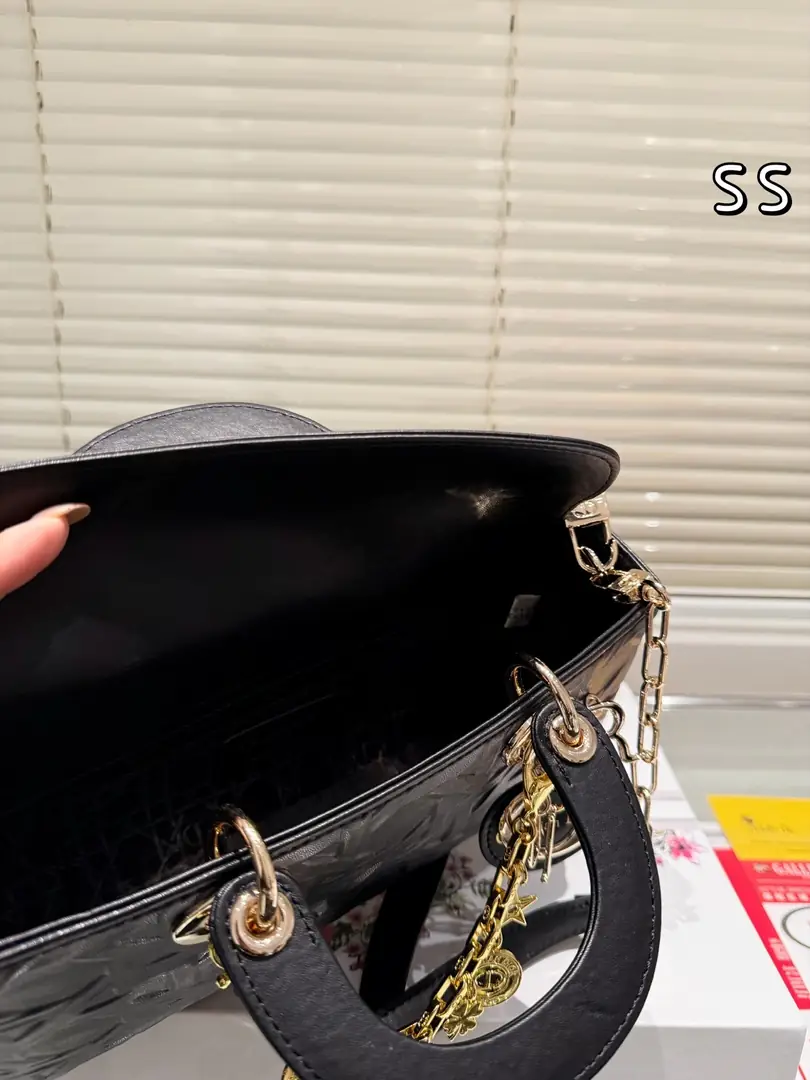 KNG7260  DIOR  89.99$ gallery