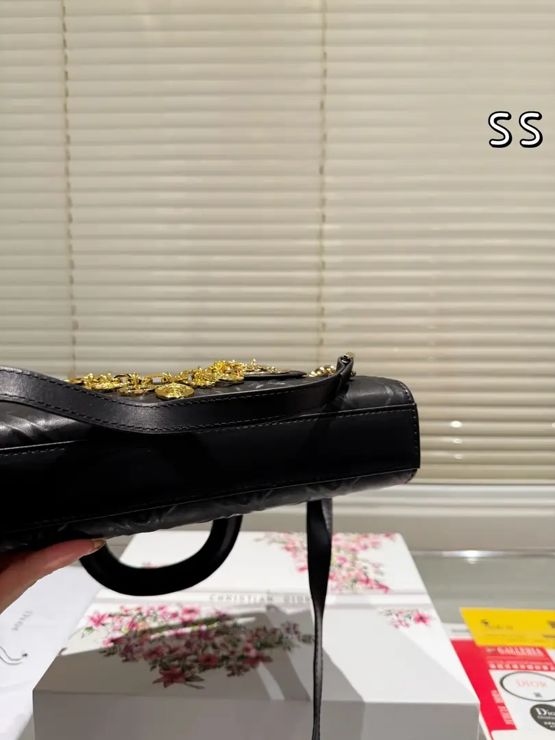 KNG7260  DIOR  89.99$ gallery