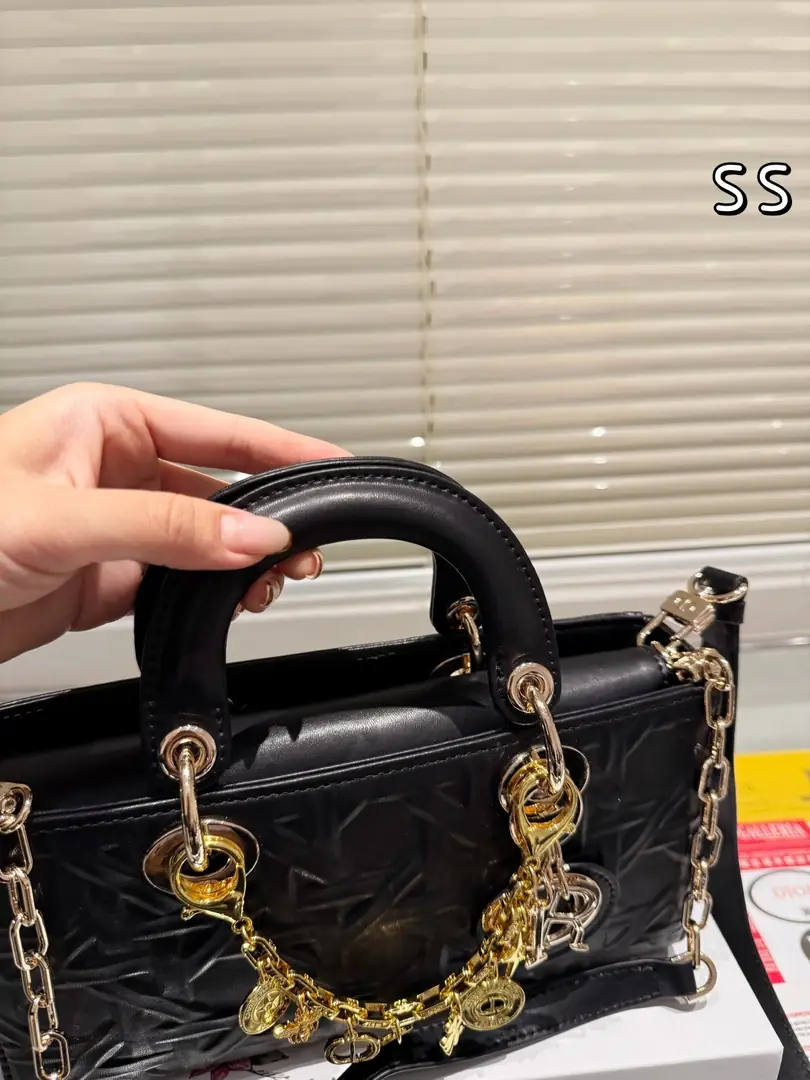 KNG7260  DIOR  89.99$ gallery