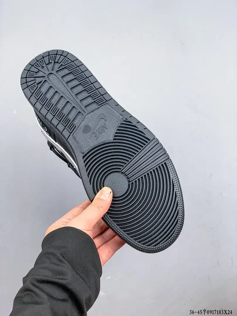 Kng1051  OFF-WHITE x Futura x Nike Dunk  $49 365 gallery