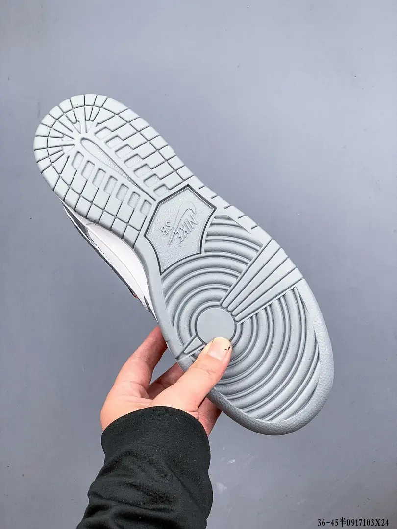 Kng1051  OFF-WHITE x Futura x Nike Dunk  $49 365 gallery