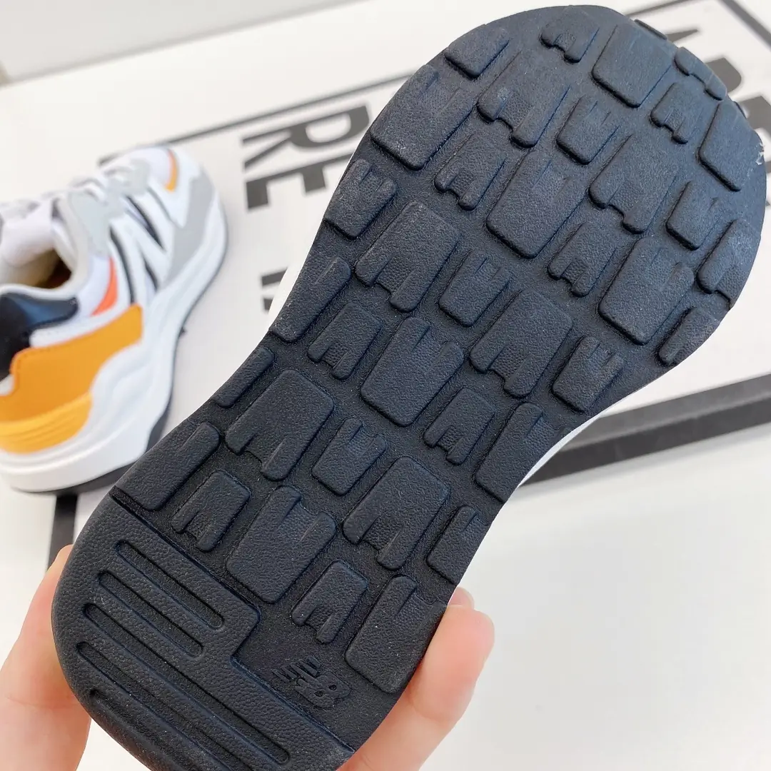 Kng1303  New Balance 5740  36.5$ gallery