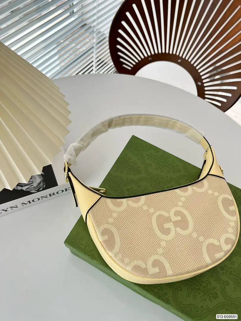 Kng1322  Gucci  300🤴🏾 42$ gallery