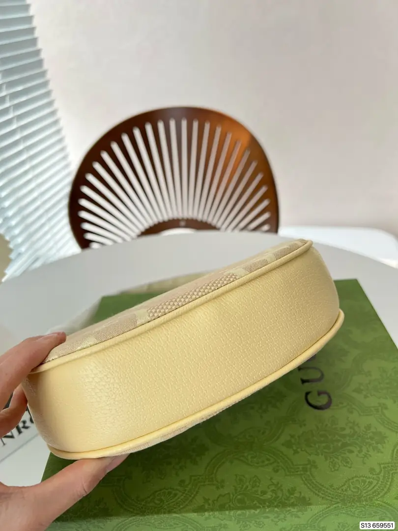 Kng1322  Gucci  300🤴🏾 42$ gallery