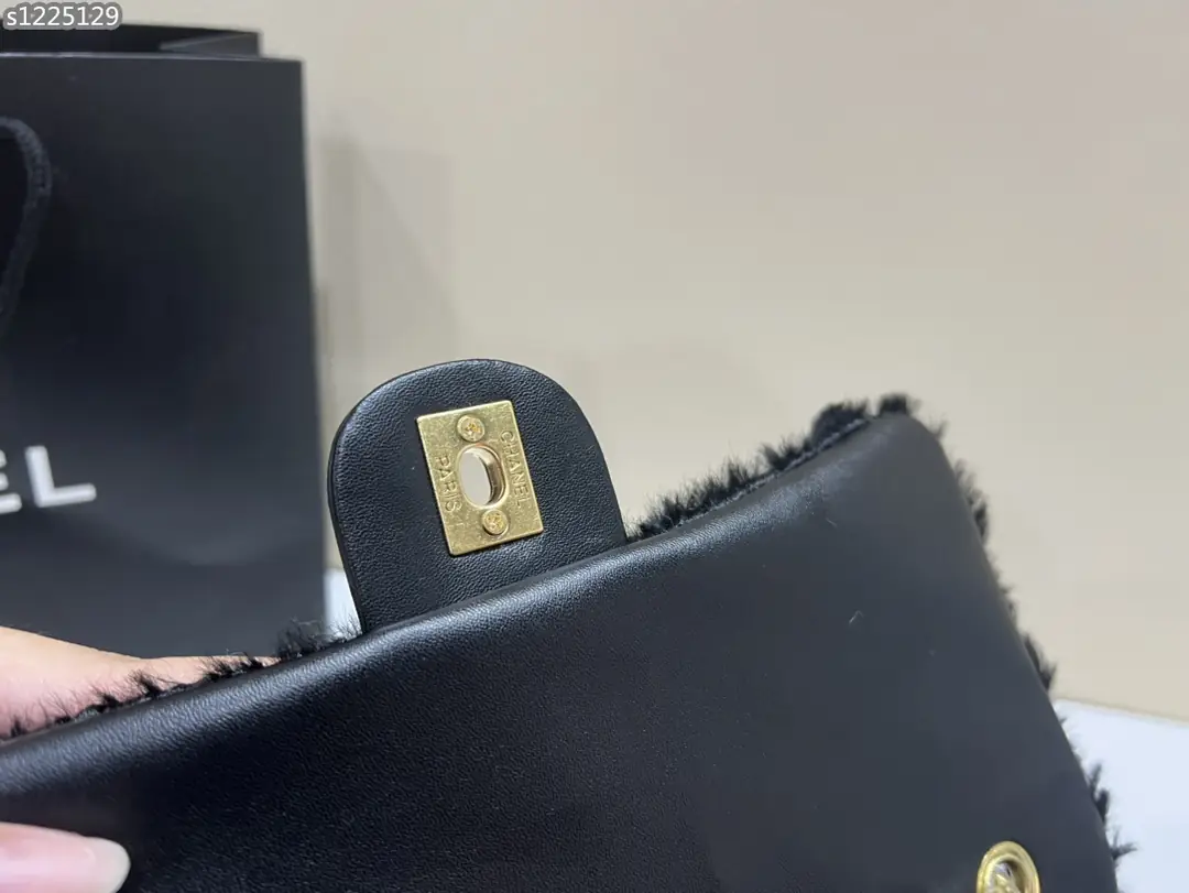 Kng1346   Chanel  355🤴🏾 49.99$ gallery