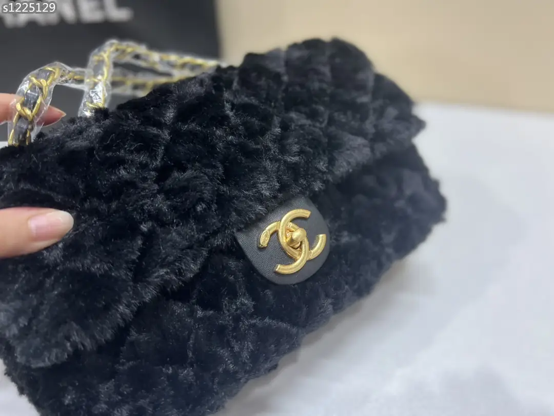 Kng1346   Chanel  355🤴🏾 49.99$ gallery