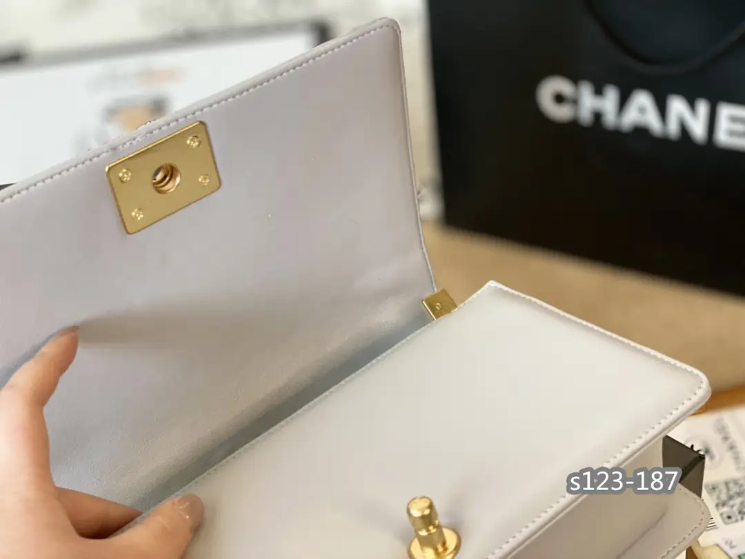 Kng1348   Chanel  5A+ BOX 360🤴🏾 50$ gallery