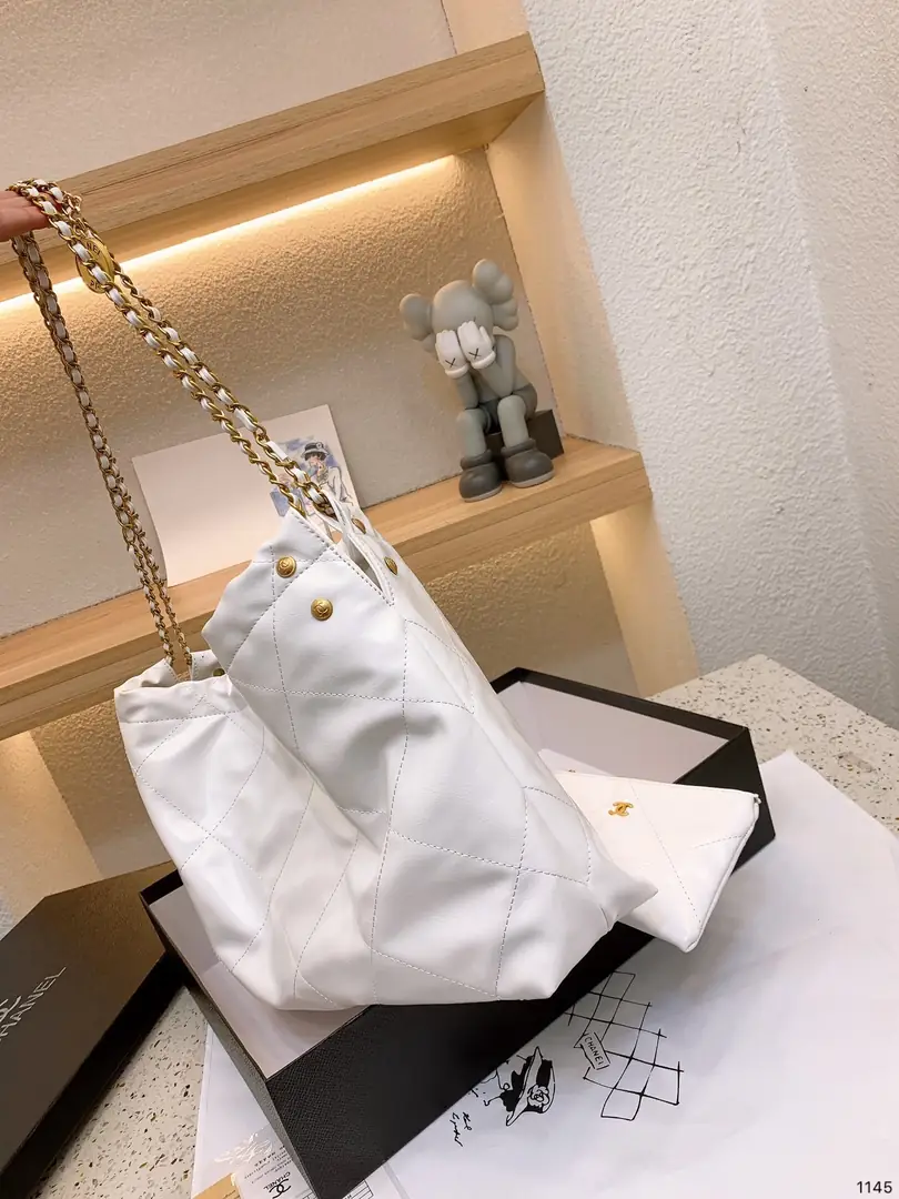 Kng1361   CHANEL  400🤴🏾 54.99$ gallery