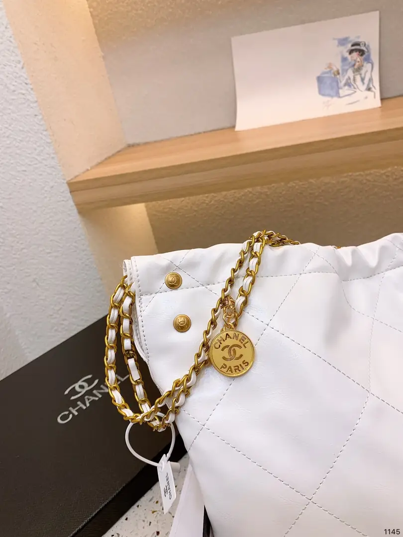 Kng1361   CHANEL  400🤴🏾 54.99$ gallery