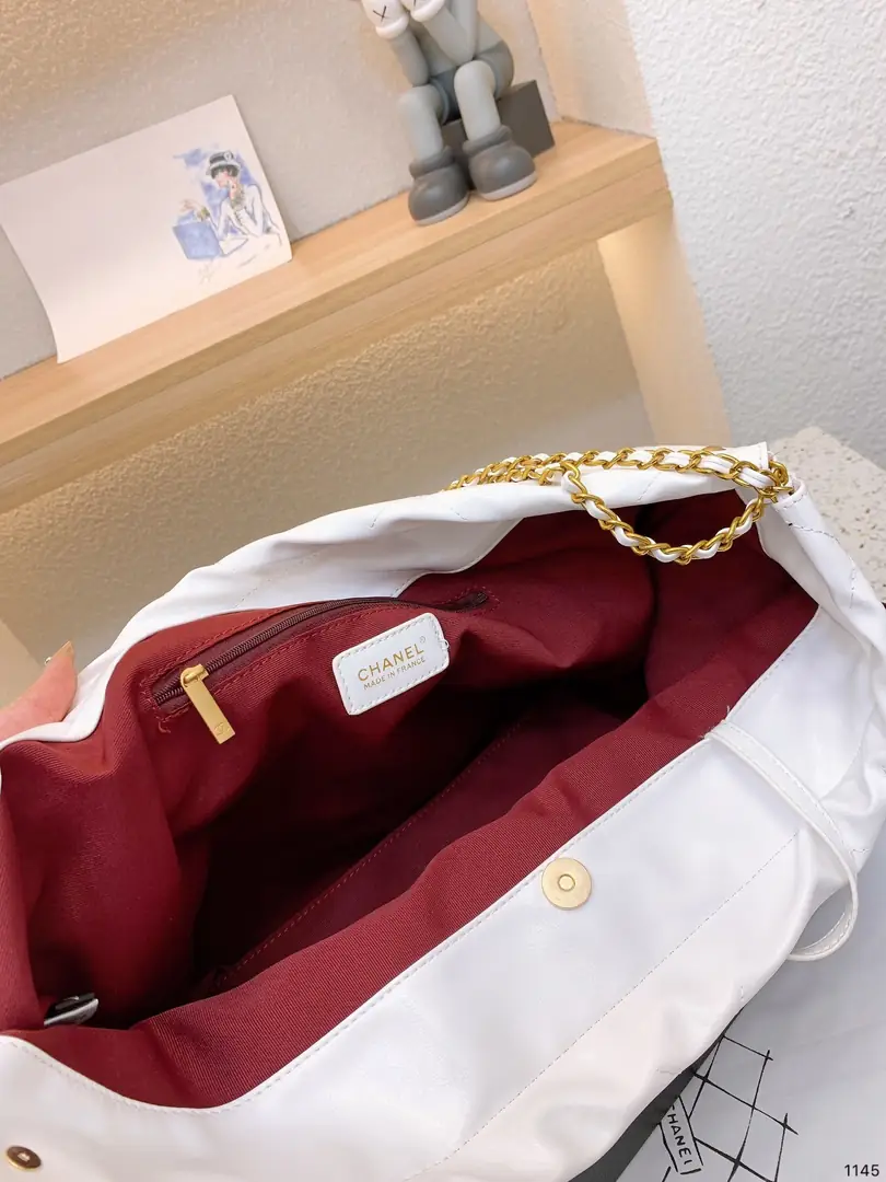 Kng1361   CHANEL  400🤴🏾 54.99$ gallery