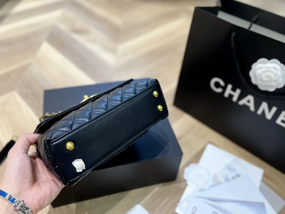 Kng1362   CHANEL TOP BOX   360🤴🏾 49.99$ gallery