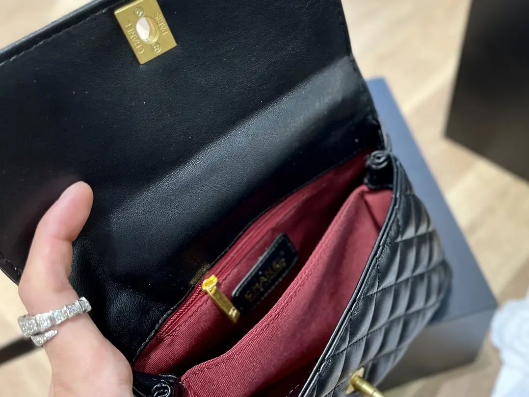 Kng1362   CHANEL TOP BOX   360🤴🏾 49.99$ gallery