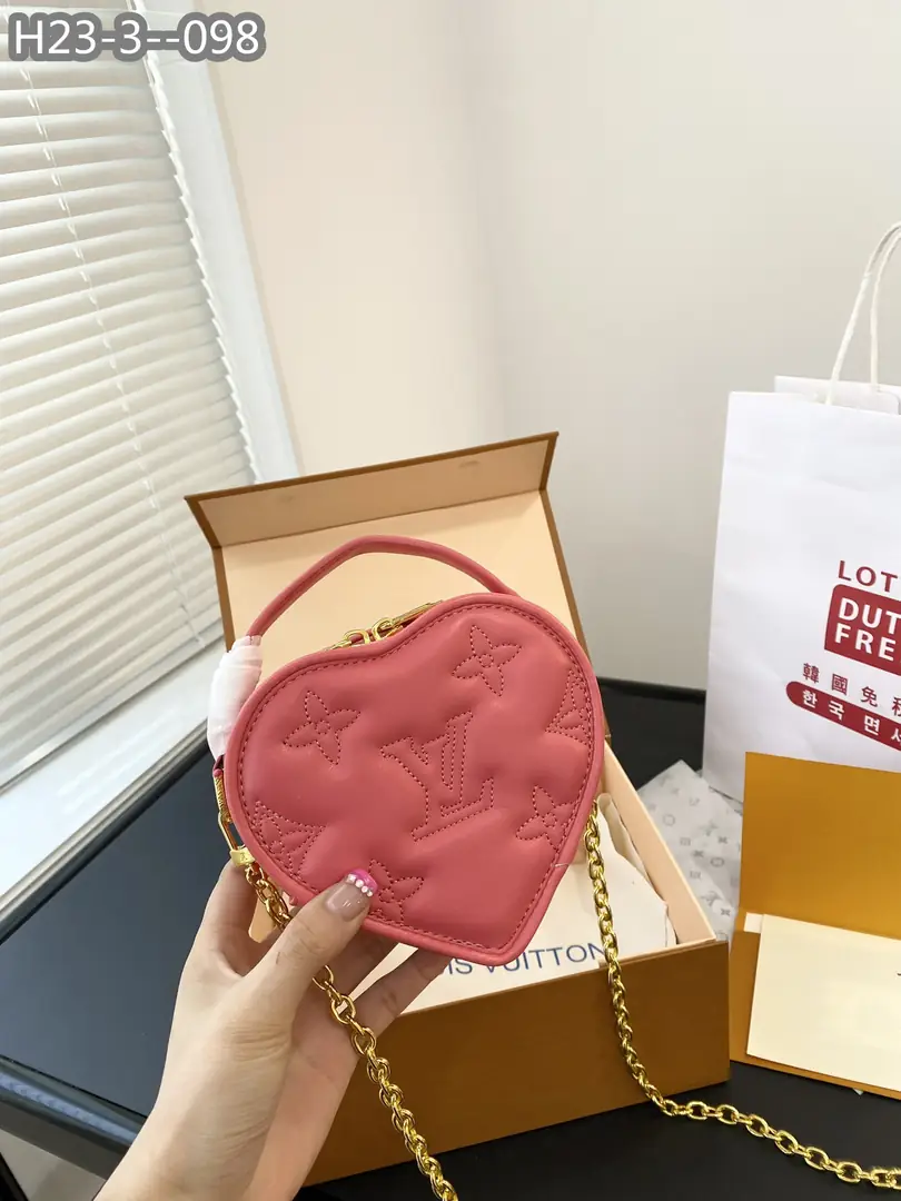 Kng1385  LV TOP 285🤴🏾 40$ gallery