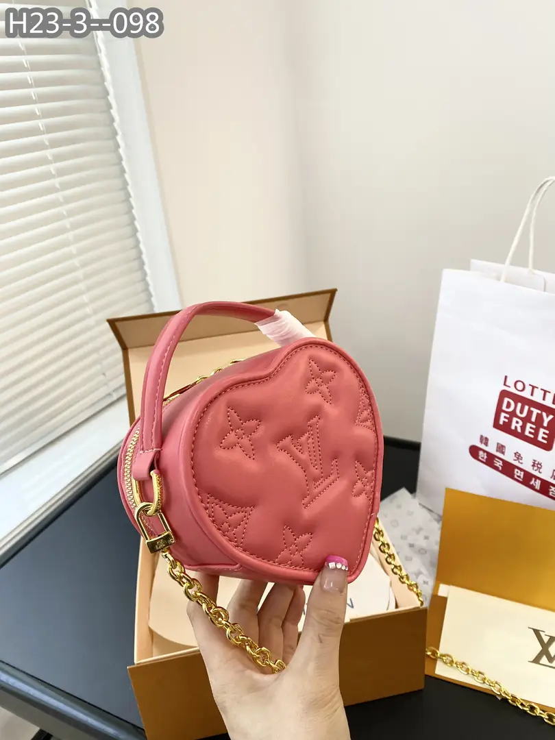 Kng1385  LV TOP 285🤴🏾 40$ gallery