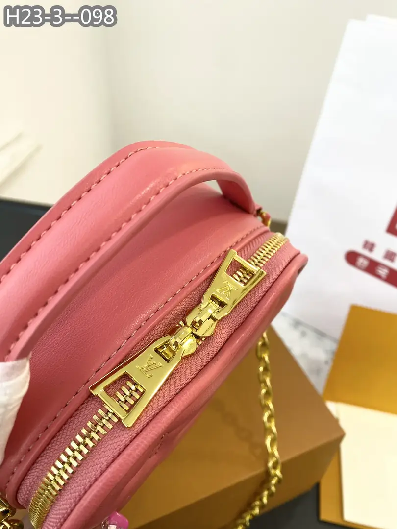 Kng1385  LV TOP 285🤴🏾 40$ gallery