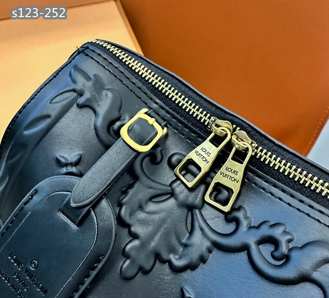 Kng1390  LV TOP  340🤴🏾 47$ gallery