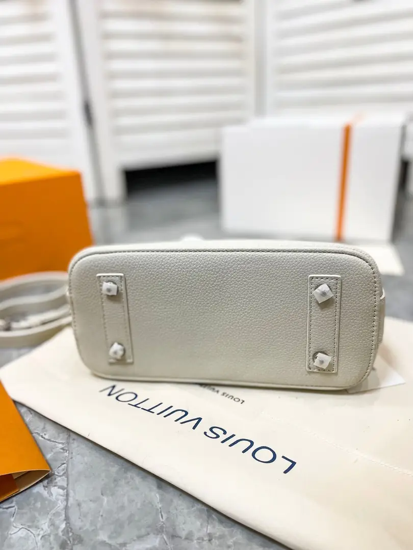 Kng1393   LV TOP 5A  310🤴🏾 42$ gallery