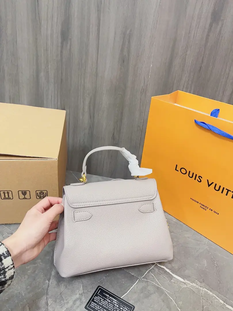 Kng1394  LV  TOP TOP TOP 5A 350🤴🏾 48$ gallery