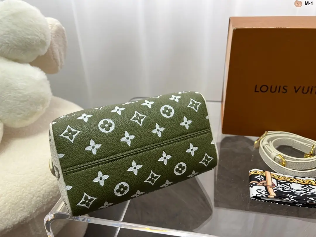 Kng1398  LV TOP BOX   390🤴🏾  54$ gallery