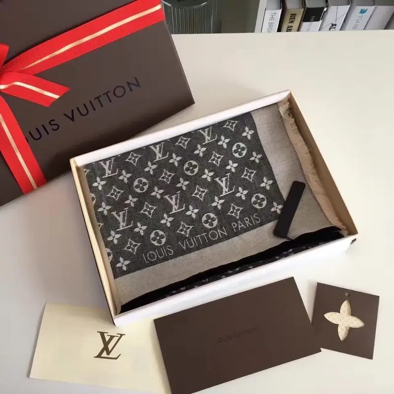 Kng2514  LV 140*140cm  19.99$  150🤴🏾 gallery