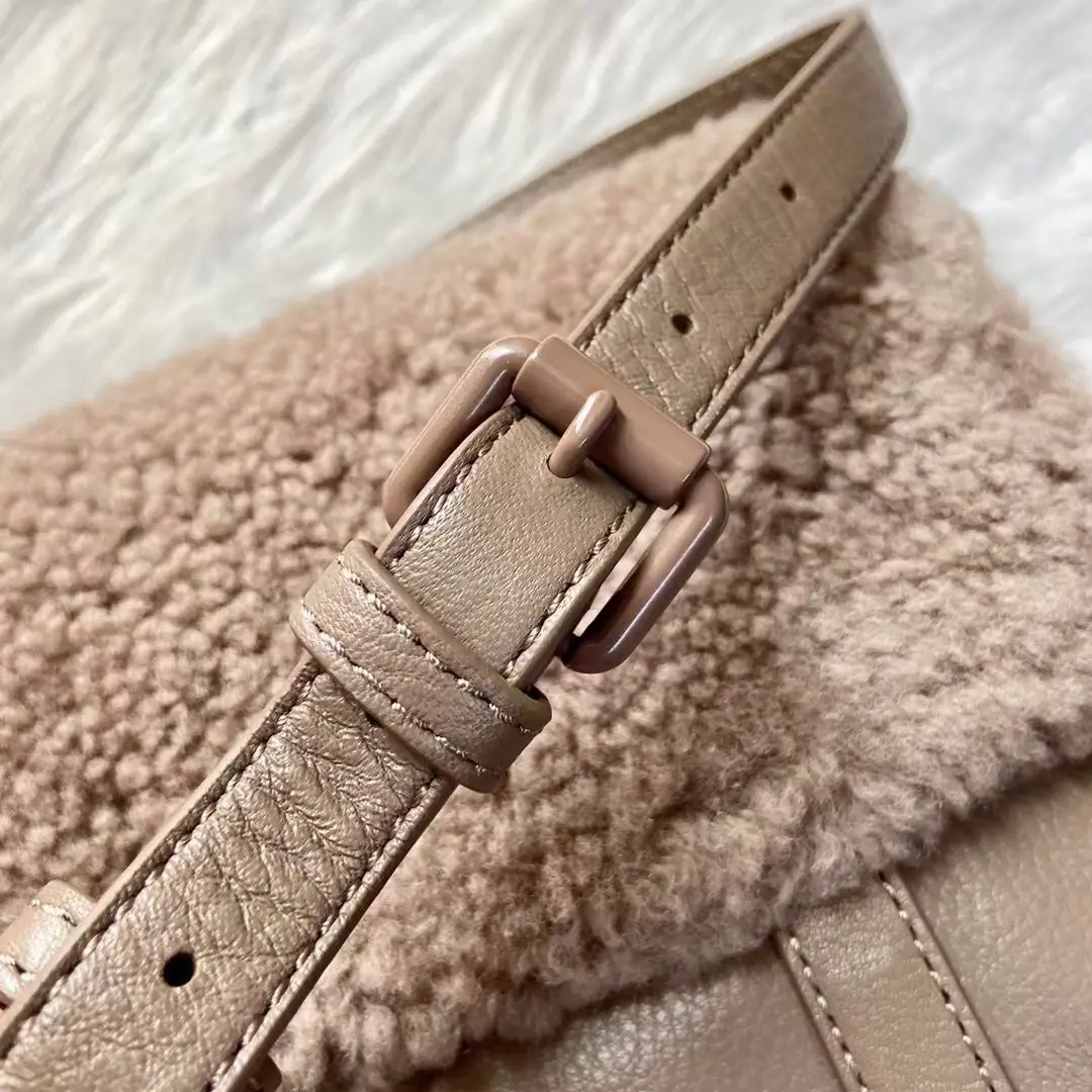 Kng365  UGG 250🤴🏾 35.99$ gallery