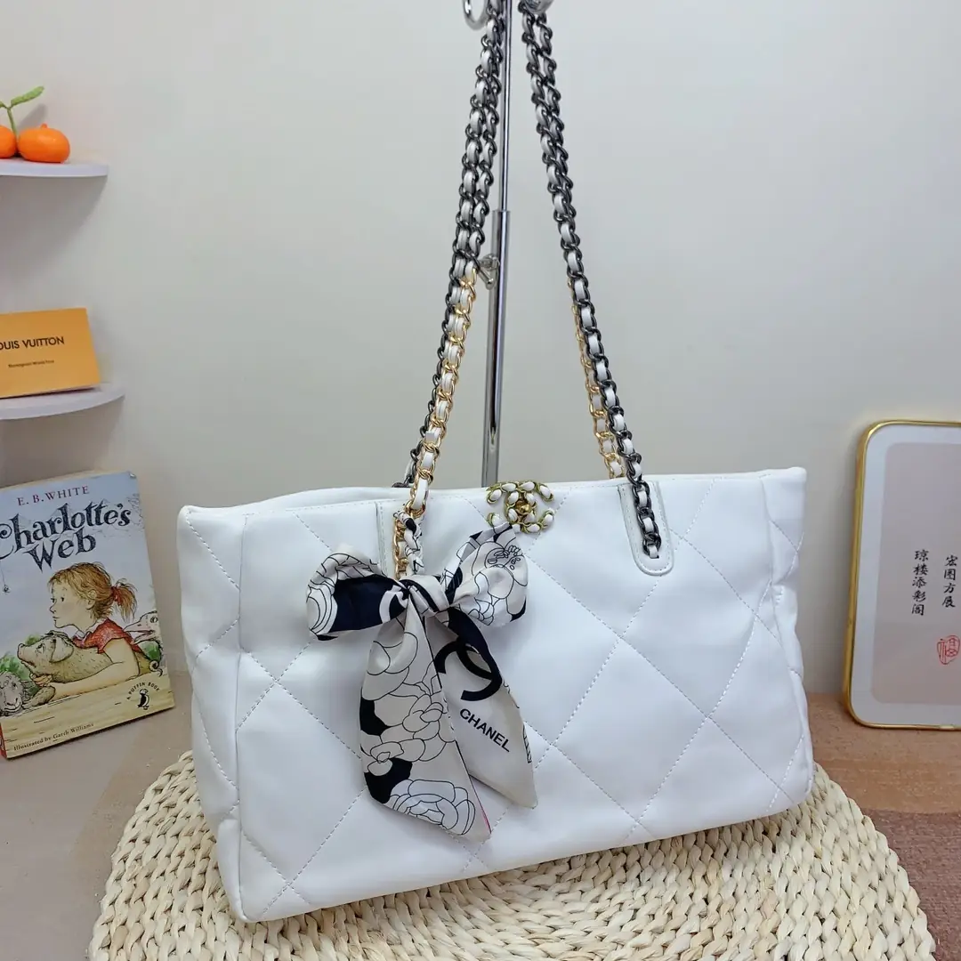 Kng4030 Chanel  85$ gallery