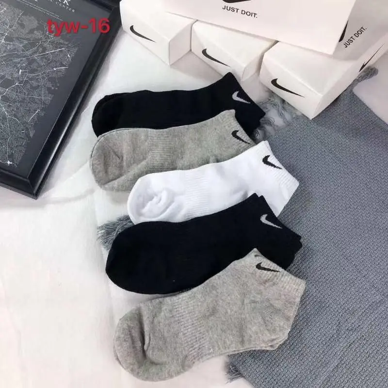 Kng492  NIKE socks 4A+ 26.99$ 220 gallery