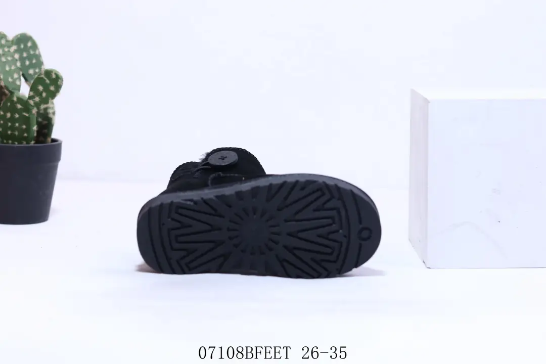 M1005 _UGG $32.44 gallery