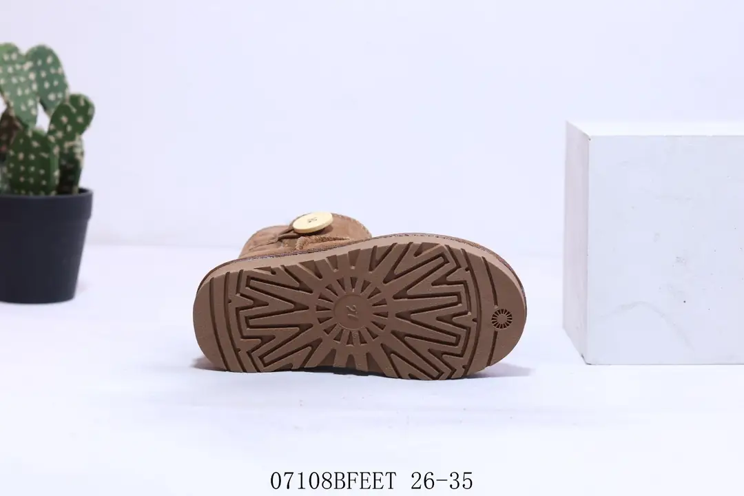 M1005 _UGG $32.44 gallery