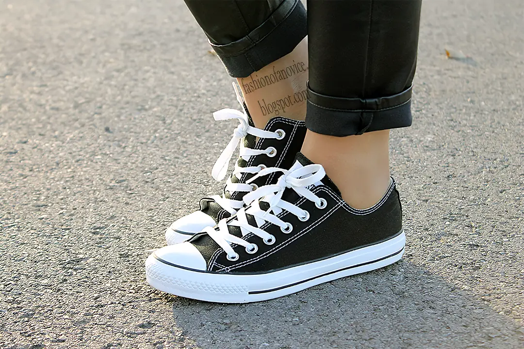 M1009  CONVERSE $35.24 gallery