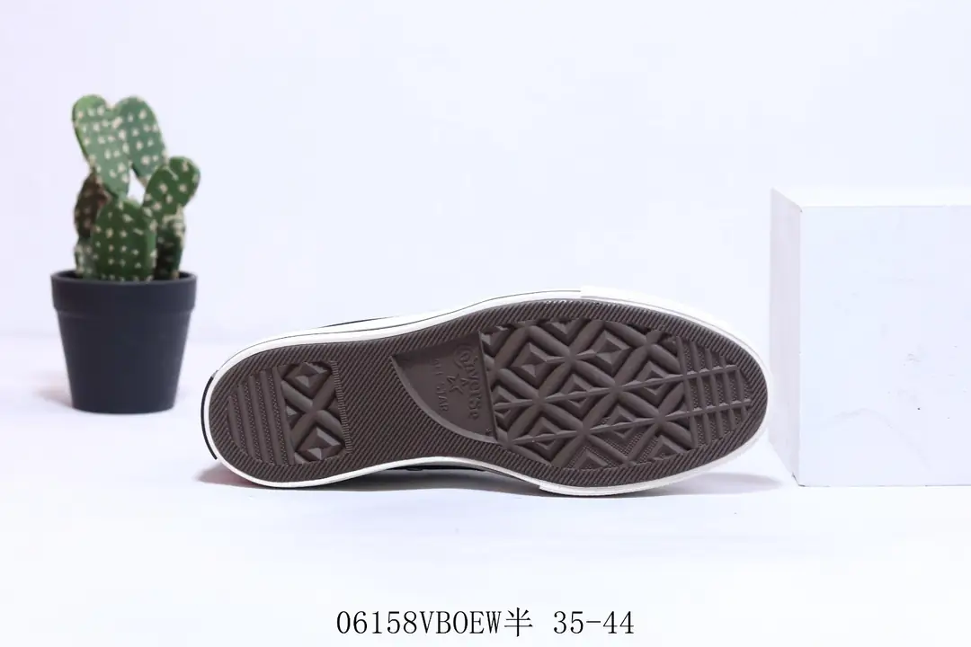 M1009  CONVERSE $35.24 gallery