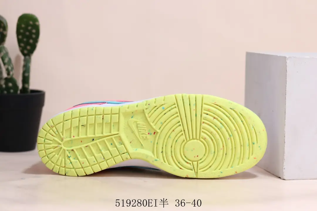 M1078  Nike Dunk Low    $28 gallery