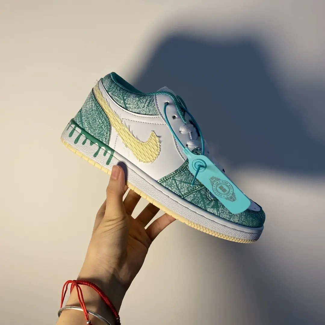 M1168   Nike Air Jordan 1  49.66$ gallery