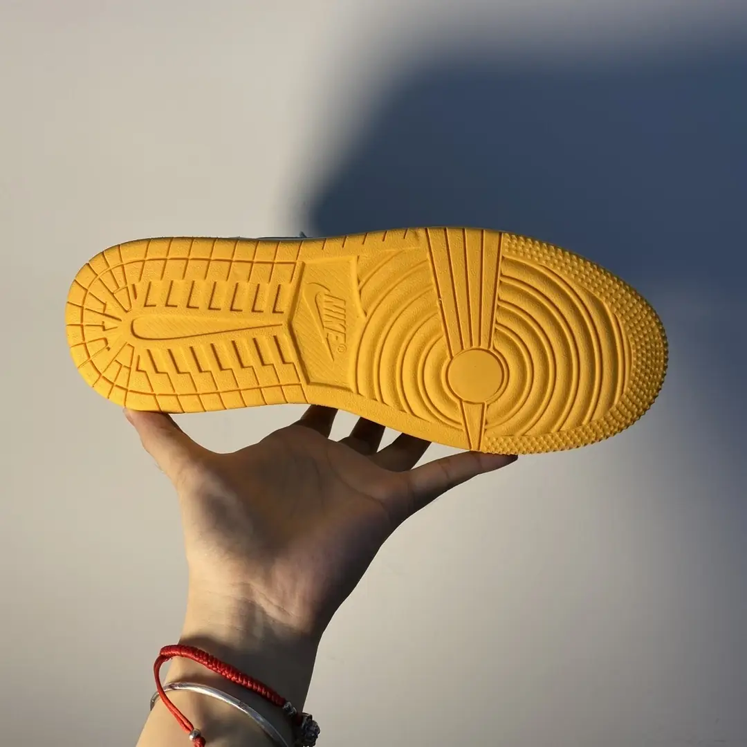 M1168   Nike Air Jordan 1  49.66$ gallery