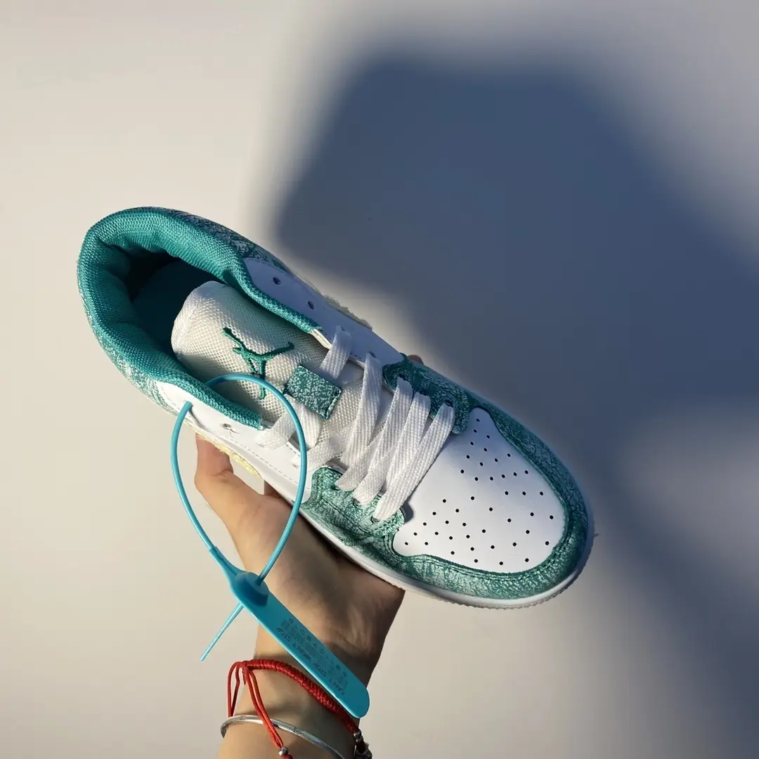 M1168   Nike Air Jordan 1  49.66$ gallery