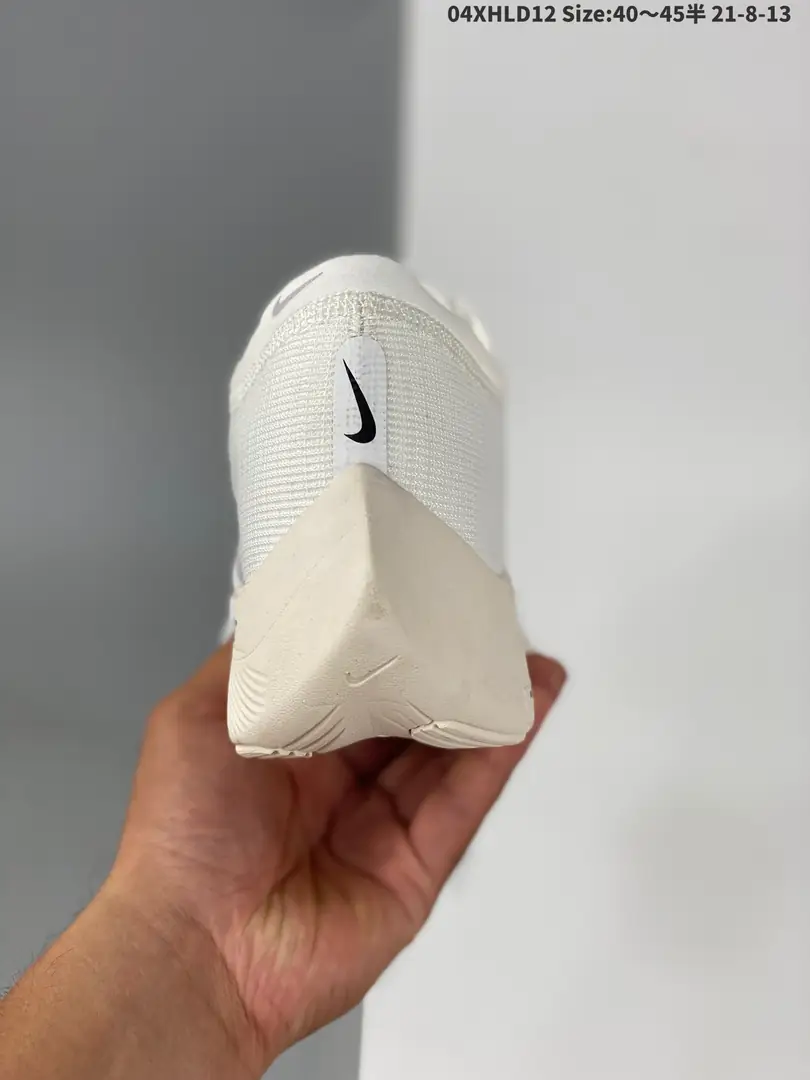 M1185  Nike ZoomX Vaporfly  45.66$ gallery