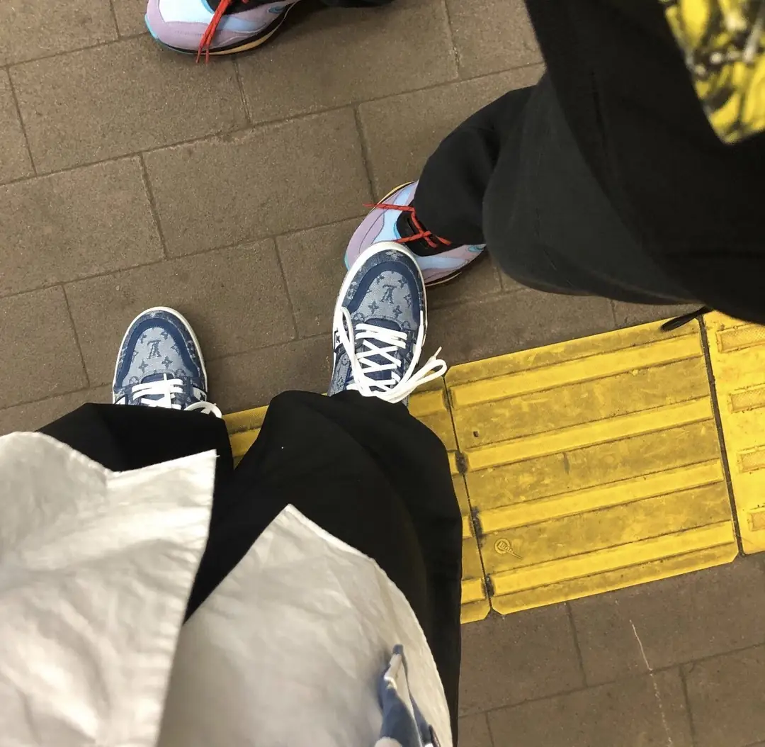 M1235  Louis Vuitton  43.69$ gallery