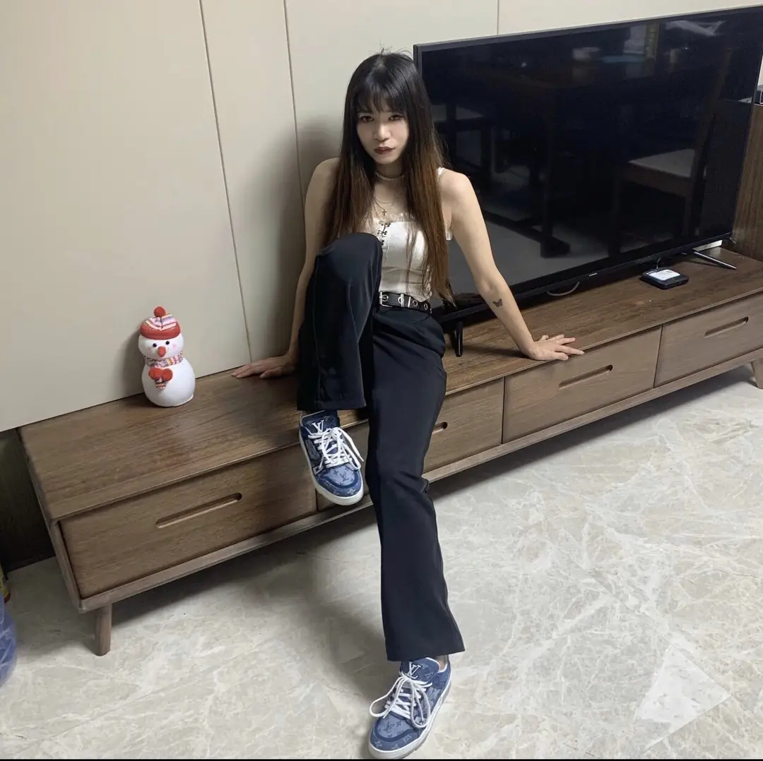 M1235  Louis Vuitton  43.69$ gallery