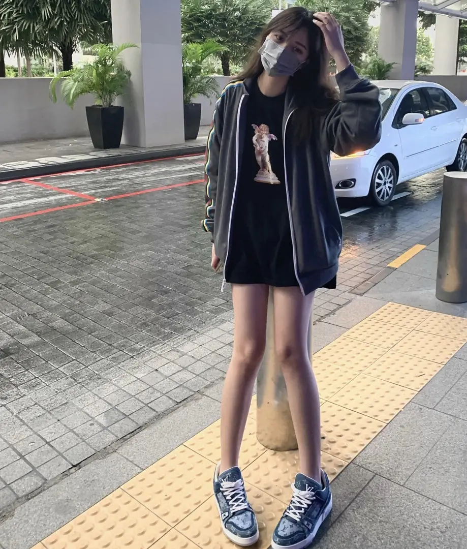 M1235  Louis Vuitton  43.69$ gallery