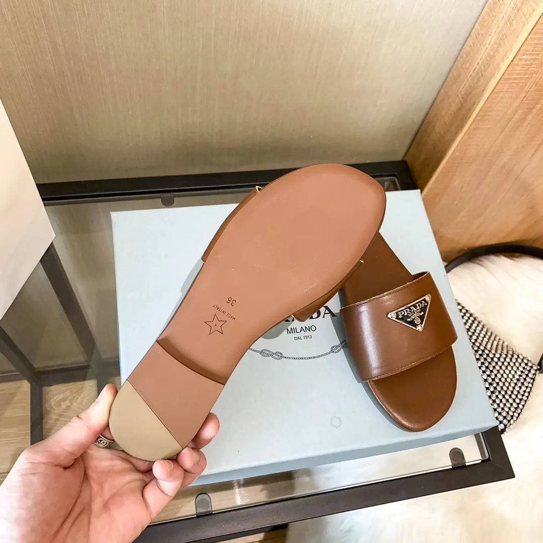 M195  34.54 $ PRADA 1:110 gallery