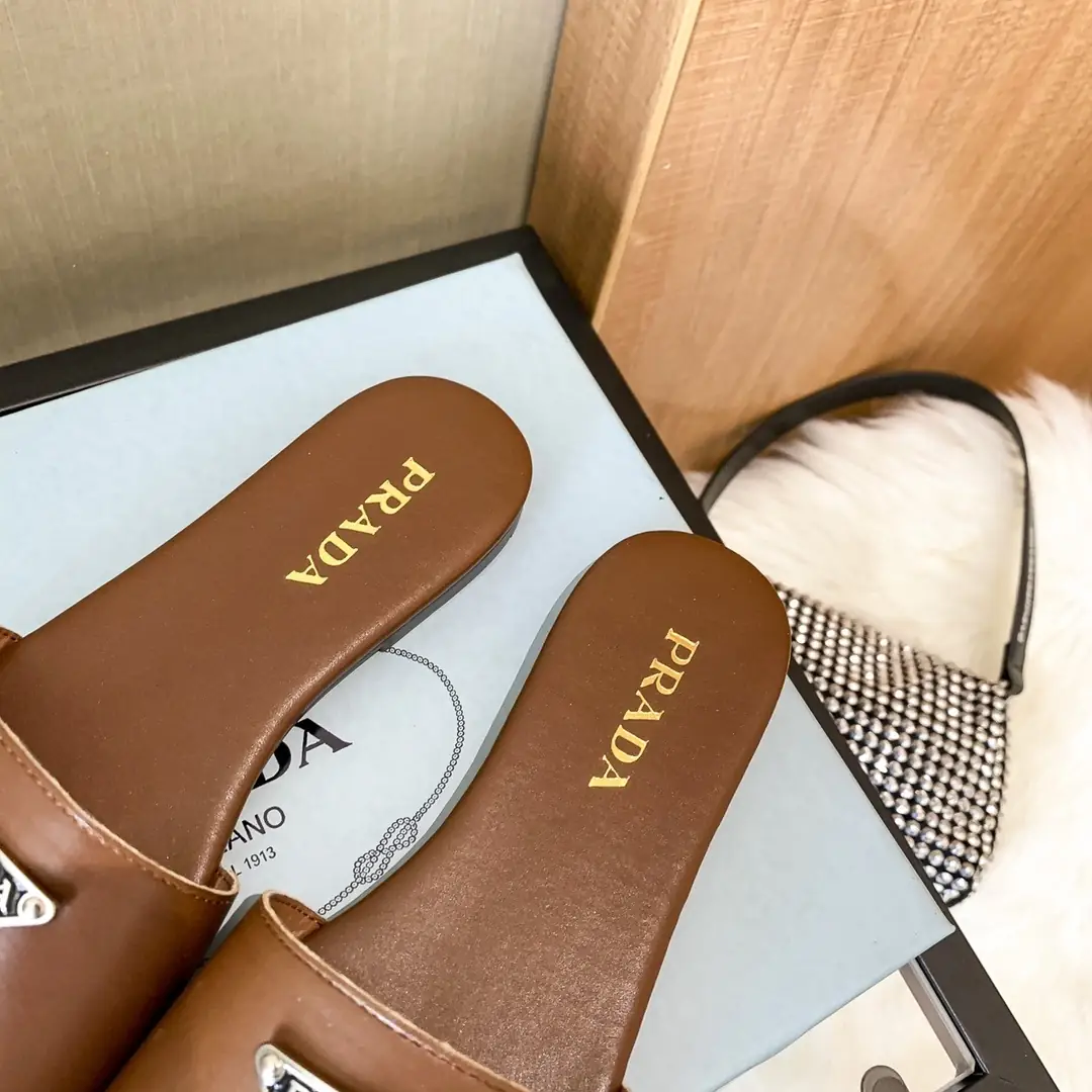 M195  34.54 $ PRADA 1:110 gallery