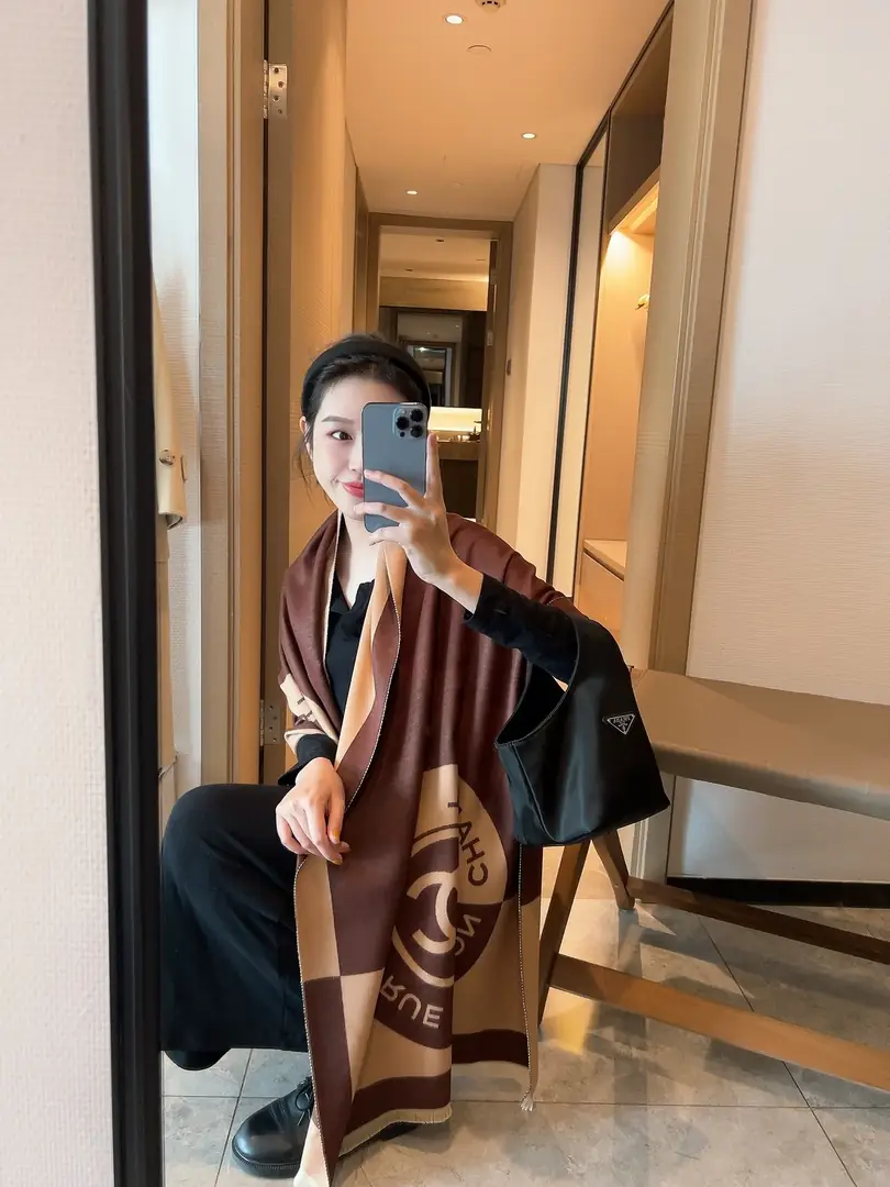 M2505 18.99$  scarf - WJ gallery